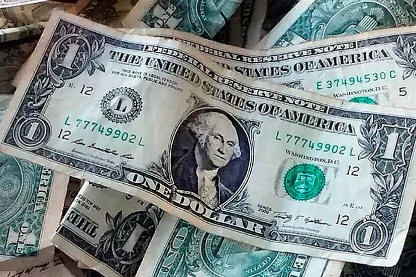 El dólar bajó 4 centavos; este viernes era vendido RD.43