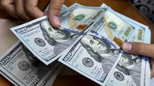 El dólar bajó un centavo; este jueves era vendido RD.57