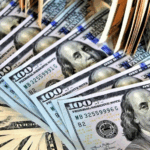 El dólar bajó un centavo; este martes era vendido RD.55