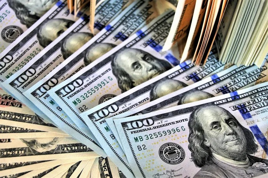El dólar bajó un centavo; este martes era vendido RD.55