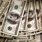 El dólar sigue en picada; bajó .48 y era vendido RD.27