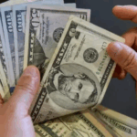 El dólar subió 16 centavos; este jueves era vendido a RD.15
