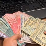 El dólar subió cinco centavos; este martes era vendido .57