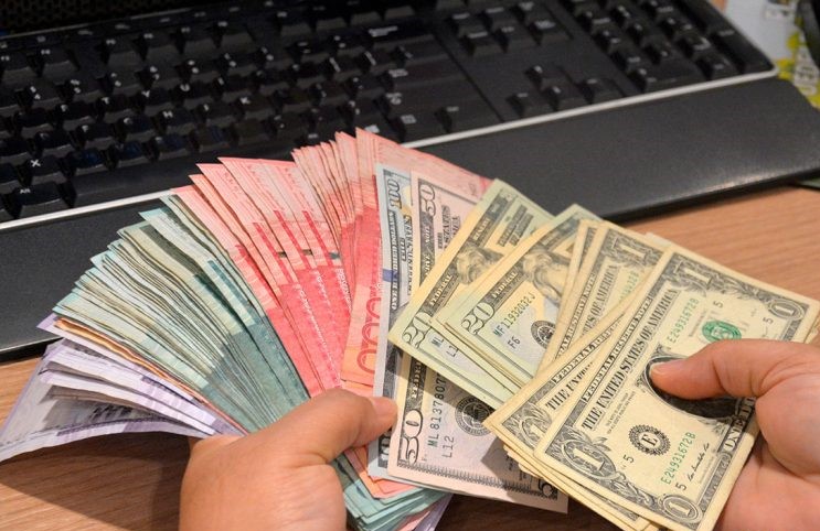 El dólar subió cinco centavos; este martes era vendido .57