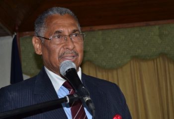 El título no forma parte del nombre