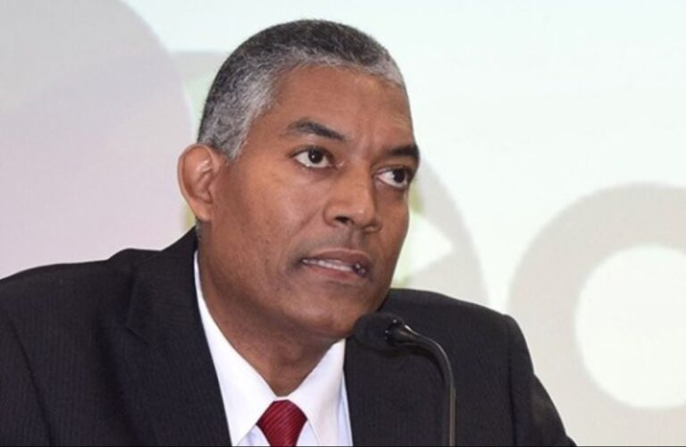 Evangélicos fustigan decisión del TC sobre uniformados gays