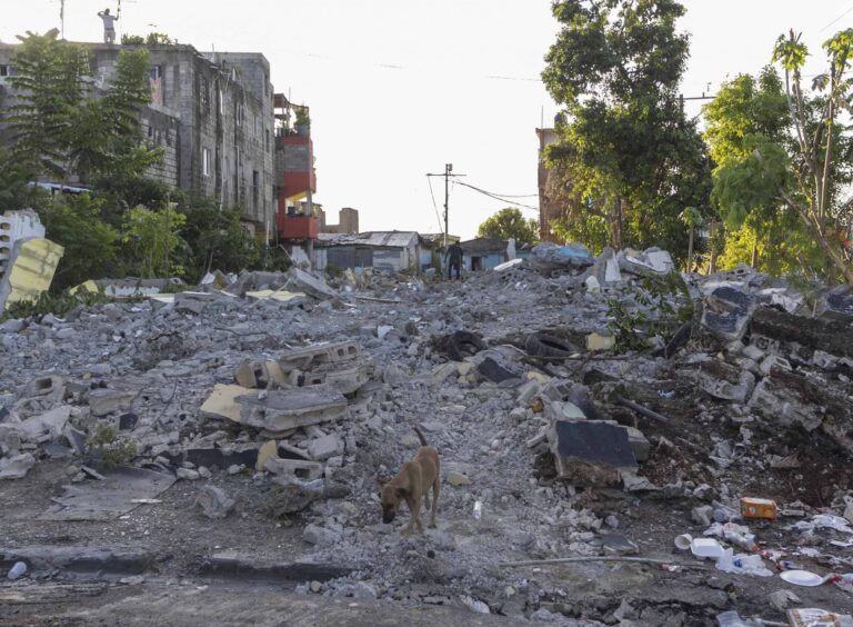 Gobierno destruye decenas de casas para ampliar una avenida