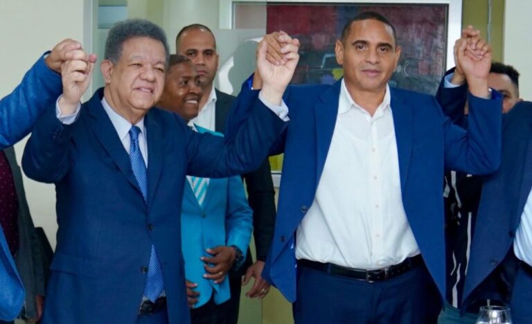 Leonel juramenta hermano de Nelson Arroyo, vice del PRM