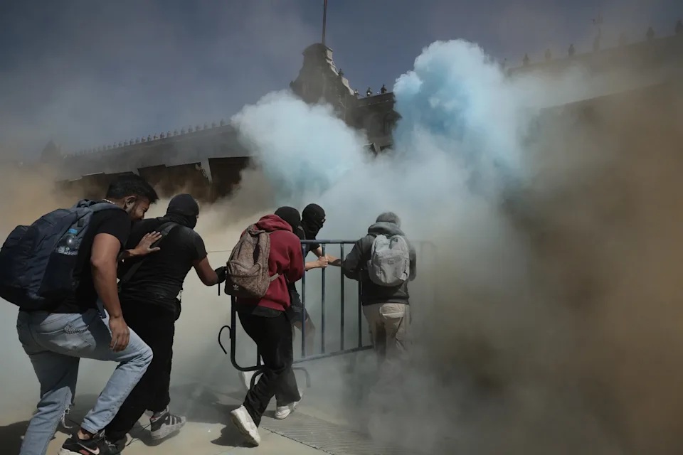 MEXICO: Marcha ‘de los Z’ deja 20 civiles y 100 policías heridos MEXICO: Marcha ‘de los Z’ deja 20 civiles y 100 policías heridos