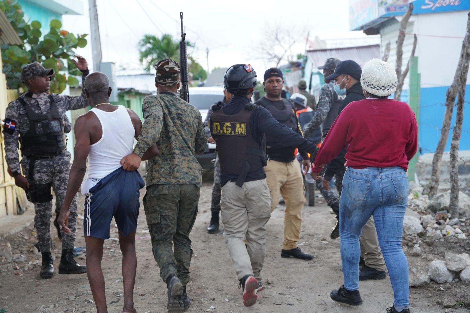 Migración detiene 117 haitianos en San Juan de la Maguana Migración detiene 117 haitianos en San Juan de la Maguana