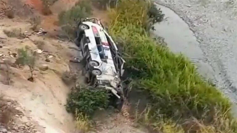 PERU: 37 personas mueren tras caer un autobús por un abismo