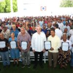 SC: Abinader inaugura obras y entrega títulos de propiedad