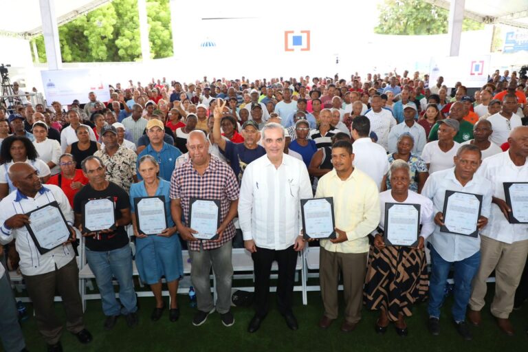 SC: Abinader inaugura obras y entrega títulos de propiedad