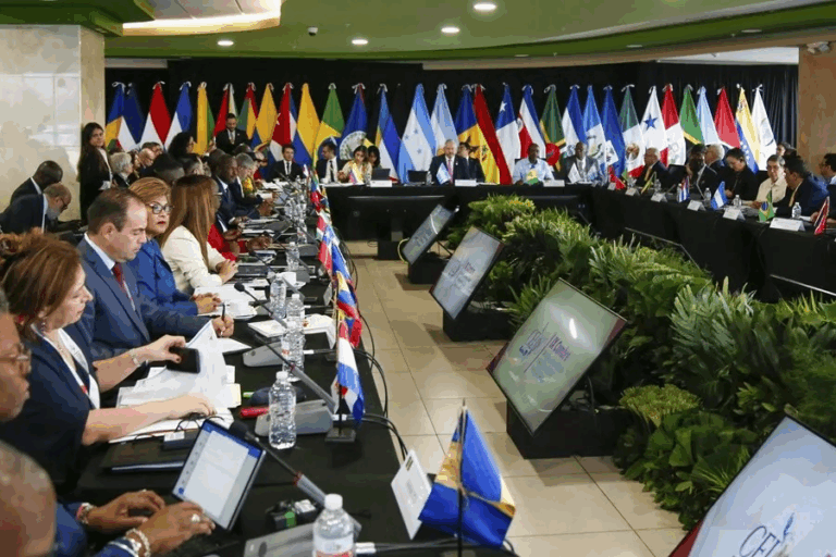 UE presenta ante CELAC moción contra ataques EU en el Caribe