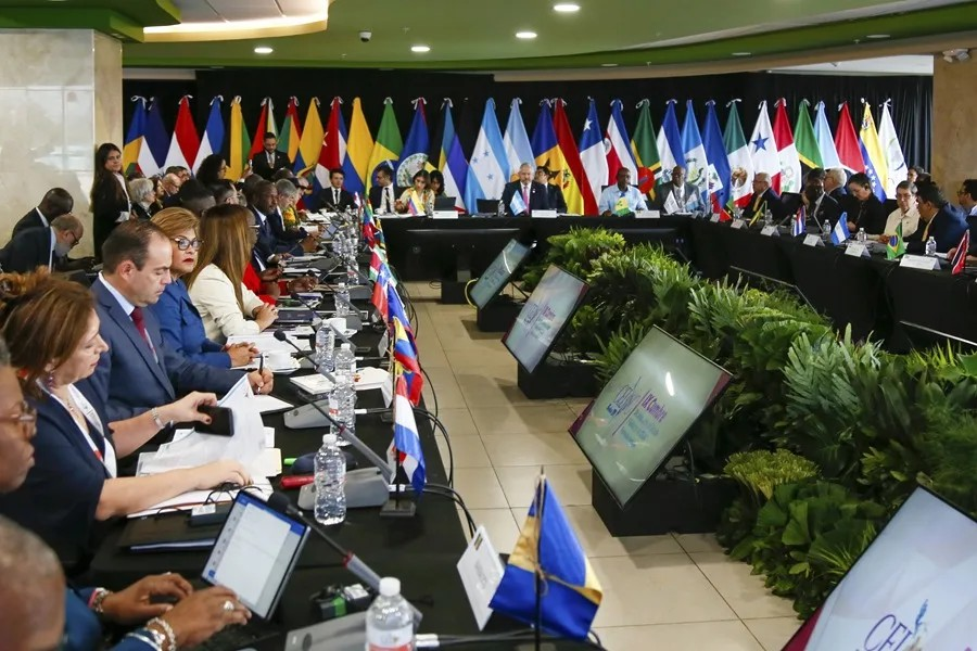 UE presenta ante CELAC moción contra ataques EU en el Caribe