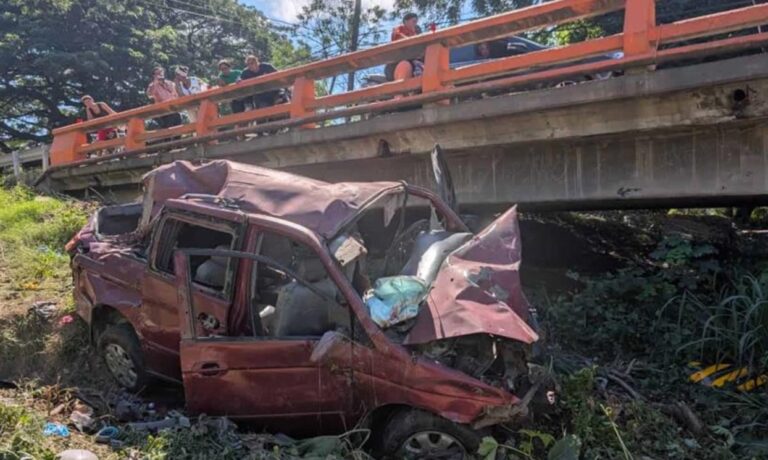 Valverde: Minibús se incendia y cae al río dejando 23 heridos