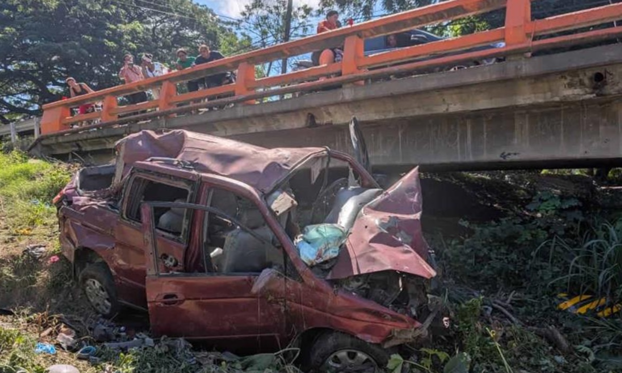 Valverde: Minibús se incendia y cae al río dejando 23 heridos