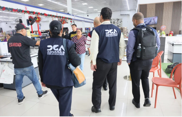 Aduanas interviene un comercio chino en LV operaba legalmente