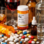 Advierten sobre consecuencias de mezclar alcohol y medicinas