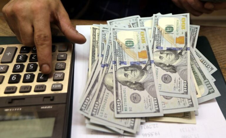 El dólar subió siete centavos; este lunes era vendido a .86