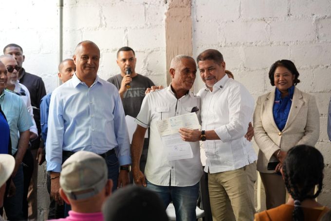 Gobierno entrega RD1 MM productores afectados tormenta