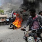 HAITÍ: Pandilleros incendian 12 vehículos del transporte público
