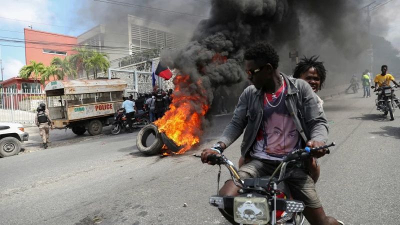 HAITÍ: Pandilleros incendian 12 vehículos del transporte público