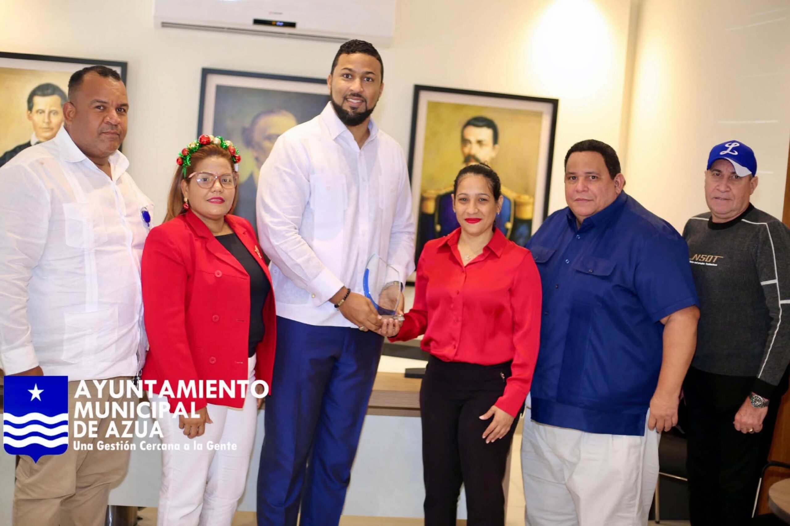 Ayuntamiento Municipal de Azua reconoce a Marcel Herrera por su valioso apoyo en las Fiestas Patronales 2025