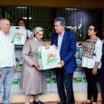 Leonel Fernández entrega raciones a familias vulnerables