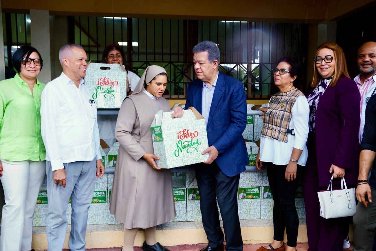 Leonel Fernández entrega raciones a familias vulnerables