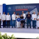 Presidente entrega viviendas, escuela y hospital en Santiago