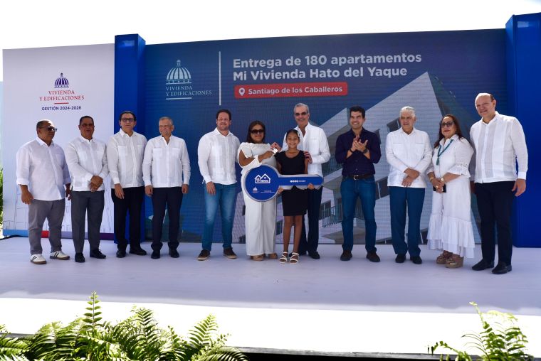 Presidente entrega viviendas, escuela y hospital en Santiago