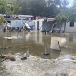 Rotura tubería inunda casas y causa daños en zona del Cibao