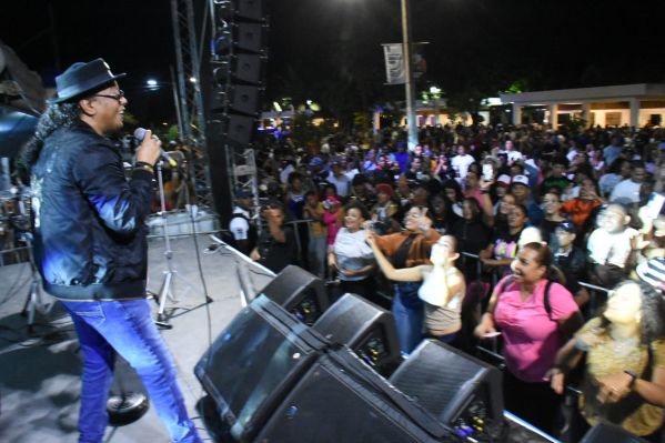 Sergio Vargas enciende malecón de SPM en el Ritmo de la Costa