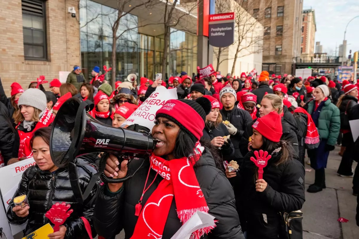 15 mil enfermeras se declaran en huelga en ciudad de N.York