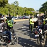 Detienen decenas motociclistas SD por cruzar semáforos en rojo