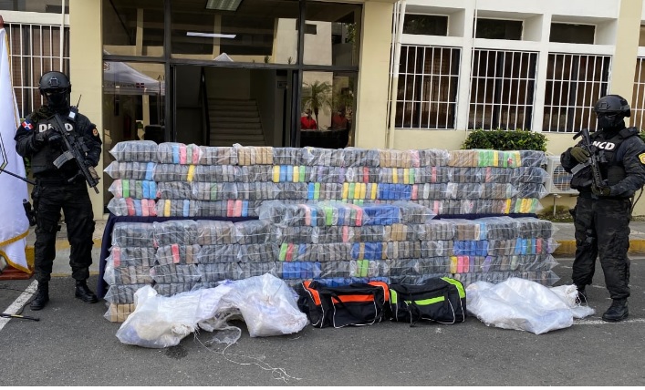 DNCD decomisa 863 paquetes de cocaína y arresta 2 hombres DNCD decomisa 863 paquetes de cocaína y arresta 2 hombres