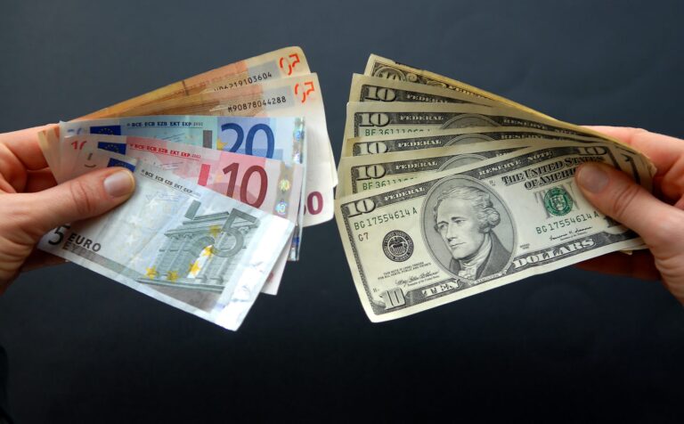 Dólar sigue bajando; se vende a RD.74; el euro a RD.34