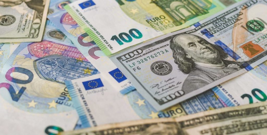 Dólar sigue bajando; se vendía a RD.60; el euro a RD.06