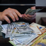Dólar y euro siguen bajando; se vendían a RD.13 y RD.75