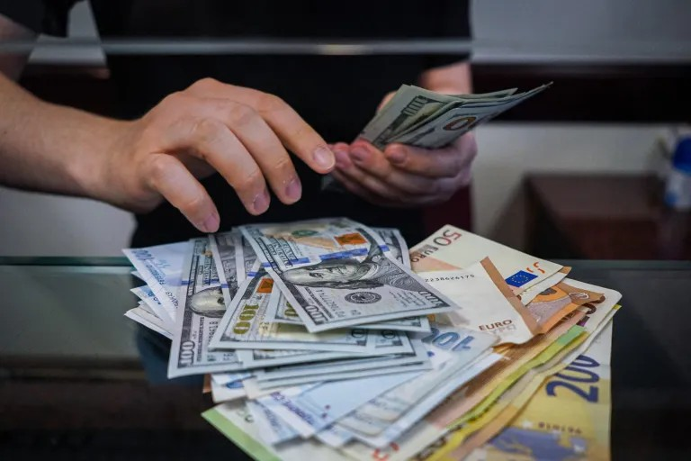 Dólar y euro siguen bajando; se vendían a RD.13 y RD.75