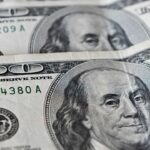El dólar bajó 15 centavos; este viernes era vendido a RD.68