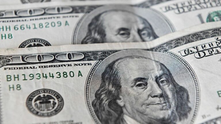 El dólar bajó 15 centavos; este viernes era vendido a RD.68
