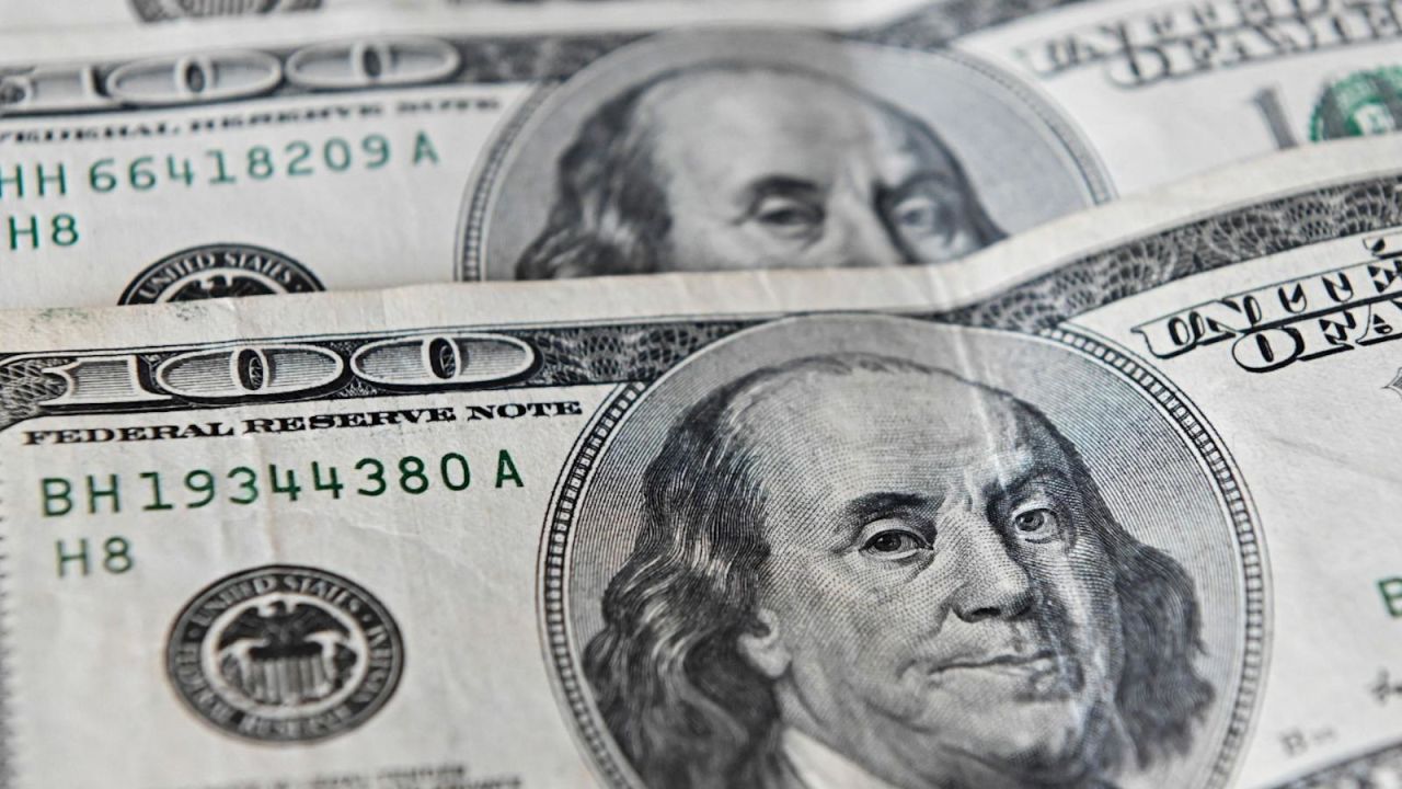 El dólar bajó 15 centavos; este viernes era vendido a RD.68