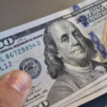 El dólar bajó dos centavos; este jueves era vendido a RD.83