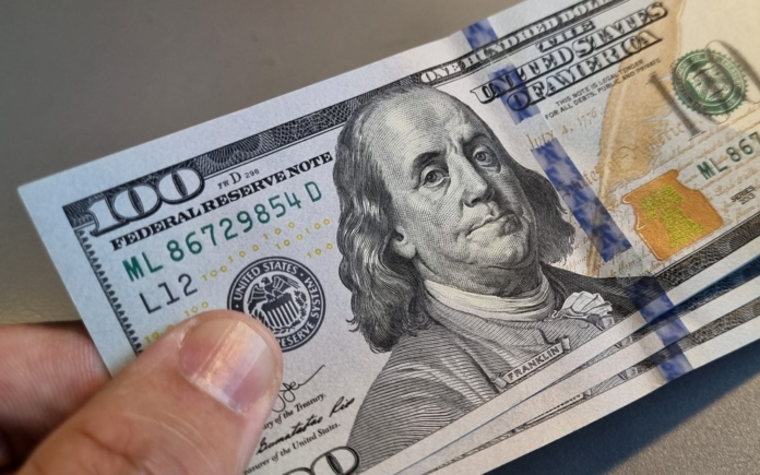 El dólar bajó dos centavos; este jueves era vendido a RD.83