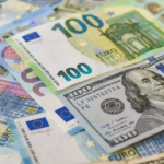 El dólar bajó y era vendido a RD.86; euro a RD.40