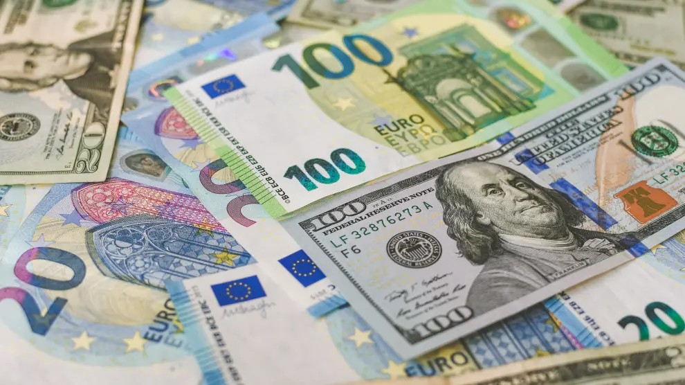 El dólar bajó y era vendido a RD.86; euro a RD.40
