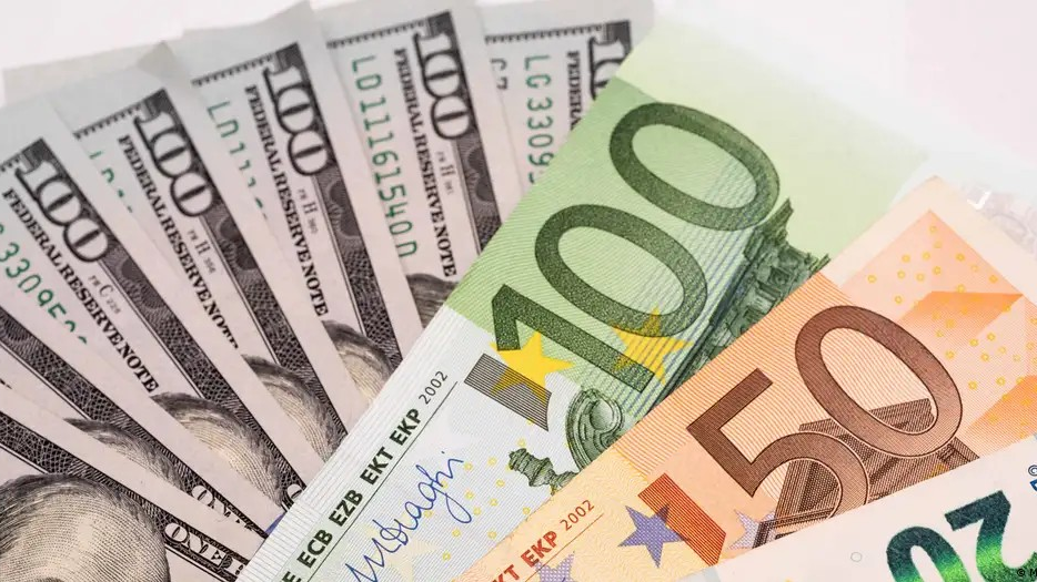 El dólar subió y era vendido a RD.98; euro sigue RD.44