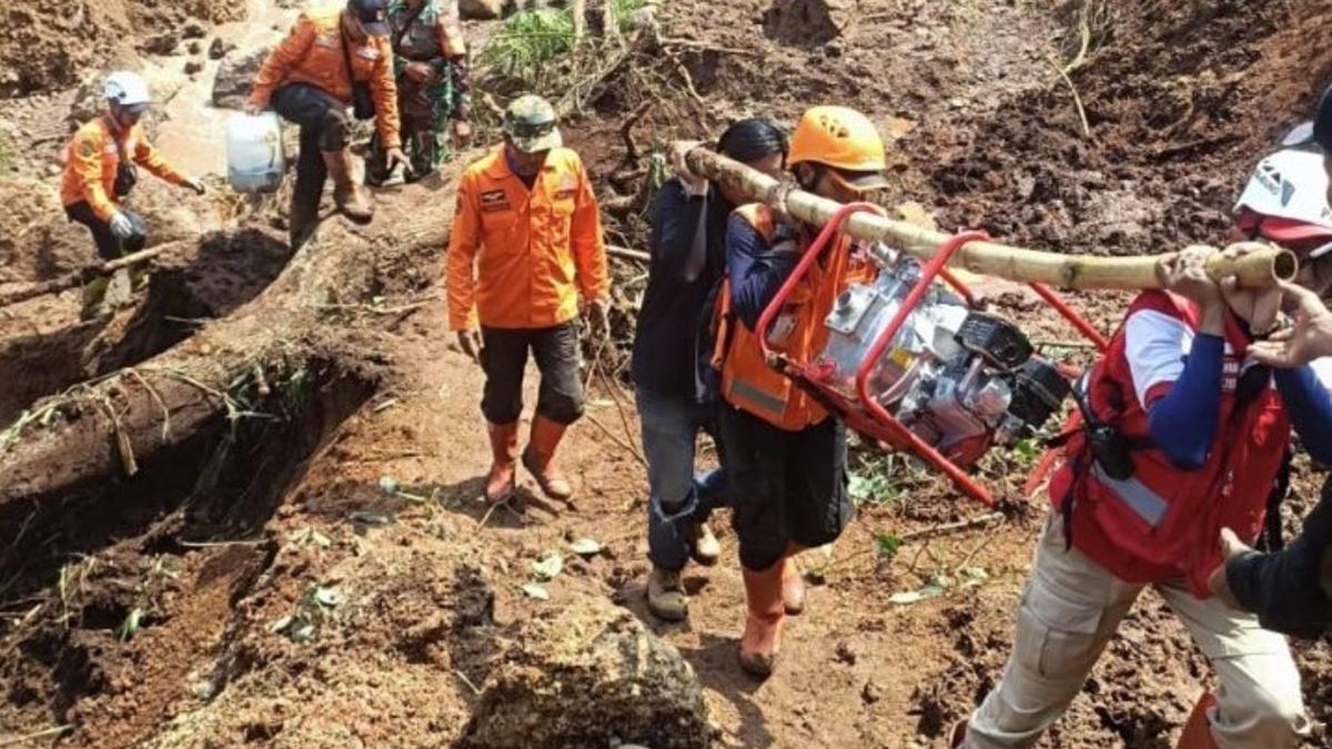 INDONESIA: Aumentan a 70 los muertos por avalancha de tierra INDONESIA: Aumentan a 70 los muertos por avalancha de tierra